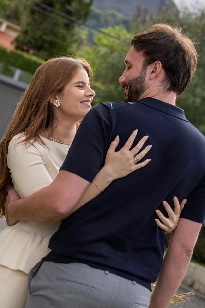 Sabrina e Asaph abraçados